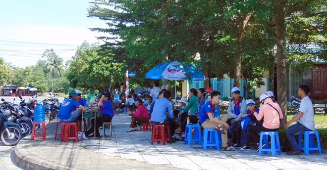 Tại các điểm thi đều có lực lượng tiếp sức mùa thi nhằm hỗ trợ kịp thời cho các thí sinh và phụ huynh, cung cấp nước uống miễn phí.