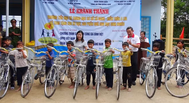 Trao tặng xe đạp cho học sinh nghèo xã Dang.