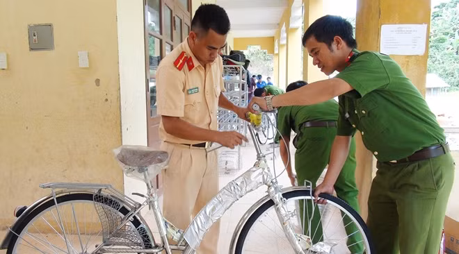 Khẩn trương lắp ráp xe đạp để tặng cho học sinh nghèo xã Dang.