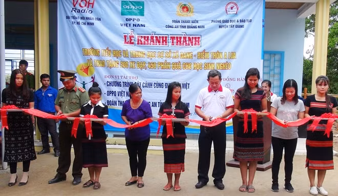 Các đại biểu cắt băng khánh thành Trường Tiểu học & THCS xã Dang.