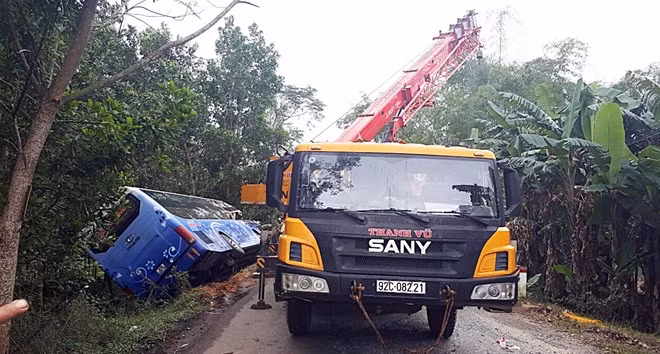 Công tác cứu hộ xe khách và xe tải cẩu được thực hiện khẩn trương trong sáng nay.