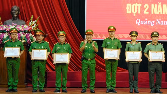 Đại tá Trương Quang Vinh, Phó Giám đốc Công an tỉnh Quảng Nam, trao Giấy khen của Giám đốc Công an tỉnh cho các cá nhân có thành tích trong công tác phục vụ tổ chức Liên hoan truyền hình CAND và phong trào thi đua “Vì an ninh Tổ quốc” đợt 2-2017.