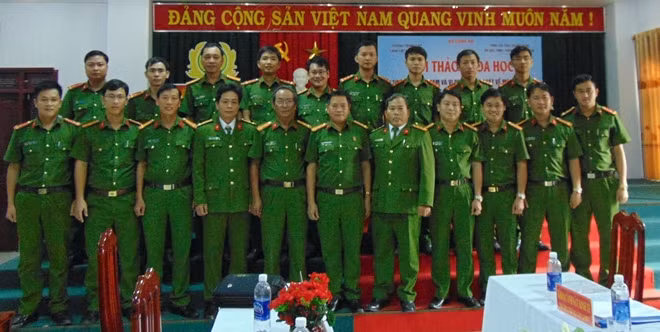 Các đại biểu chụp hình lưu niệm với lãnh đạo nhà trường.