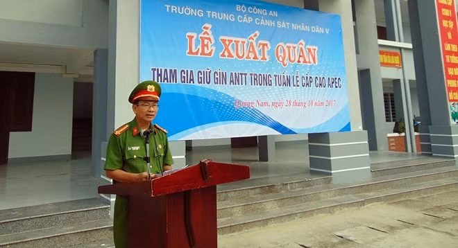 Đại tá Trần Đình Trung phát biểu tại lễ xuất quân.