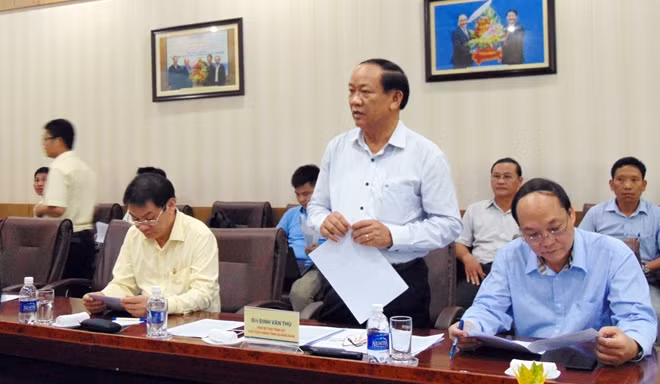 Ông Đinh Văn Thu, Chủ tịch UBND tỉnh Quảng Nam, báo cáo với đoàn công tác Bộ GT-VT về một số nét chính của ngành giao thông và đề xuất các dự án hoàn thiện hệ thống giao thông kết nối với cao tốc Đà Nẵng - Quảng Ngãi.
