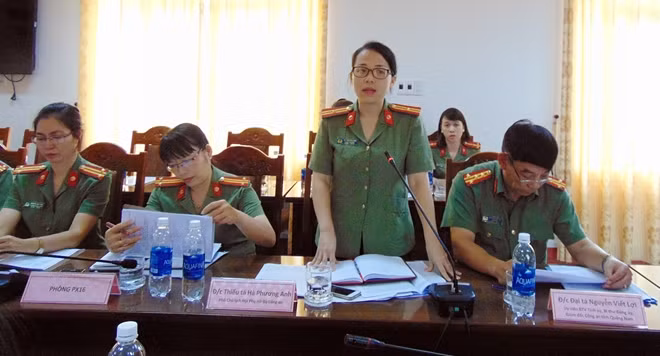 Thiếu tá Hà Phương Anh, Phó Chủ tịch Hội Phụ nữ Bộ Công an, giải đáp một số thắc mắc của các đại biểu tại hội nghị về công tác triển khai thực hiện phong trào của phụ nữ CAND.