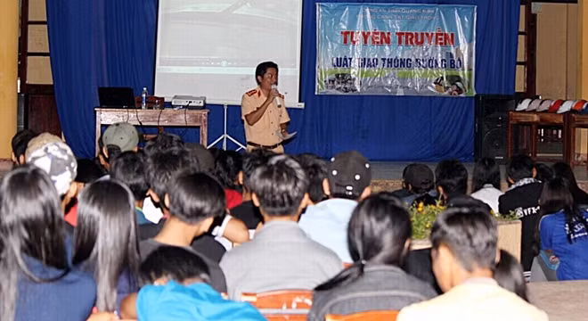 Việc tuyên truyền Luật Giao thông đường bộ sẽ góp phần nâng cao nhận thức của người dân khi tham gia giao thông.