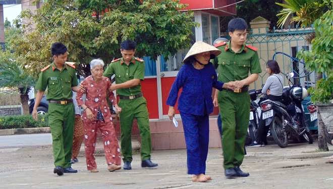 Cán bộ chiến sĩ Công an huyện Mộ Đức giúp đỡ Mẹ Việt Nam anh hùng, thân nhân gia đình chính sách.