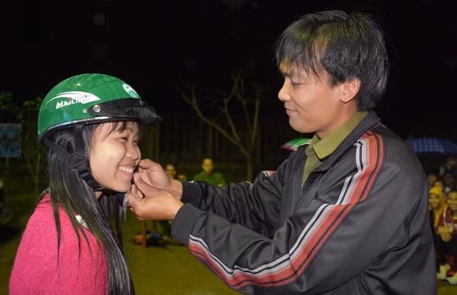 Tặng mũ bảo hiểm đạt chuẩn cho học sinh người đồng bào thiểu số.