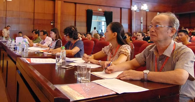 Ban giám khảo phần thi người dẫn chương trình miệt mài với nhiệm vụ của mình.