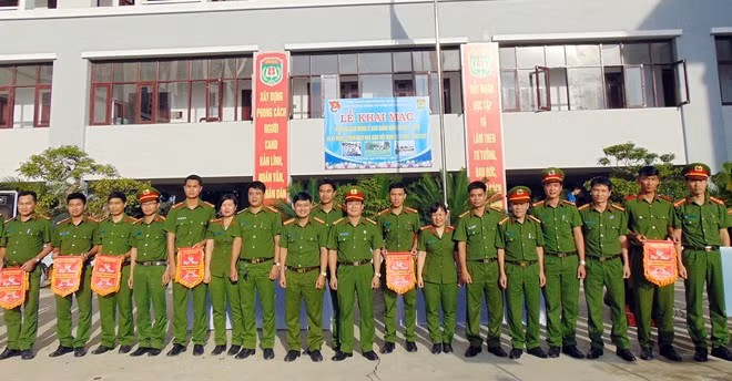 Tặng Cờ lưu niệm cho các đội tham gia hội thao.