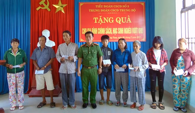 20 hộ gia đình chính sách khó khăn, các em học sinh nghèo vượt khó xã Cẩm Thanh được nhận quà của Tiểu đoàn CSCĐ số 3.