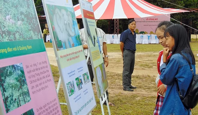 Các em học sinh tham quan triển lãm về bảo tồn voi châu Á.
