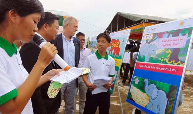 Đại sứ Ted Osius cùng lãnh đạo tỉnh Quảng Nam nghe các em học sinh xã Phước Ninh, huyện Nông Sơn trình bày những hiểu biết về loài voi hoang dã.