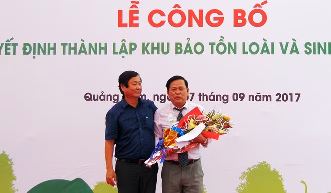 Ông Huỳnh Tấn Đức, Giám đốc Sở NN&PTNN tỉnh Quảng Nam (trái), trao quyết định bổ nhiệm và tặng hoa chúc mừng Giám đốc Khu bảo tồn loài và sinh cảnh voi Đoàn Xuân Thanh.