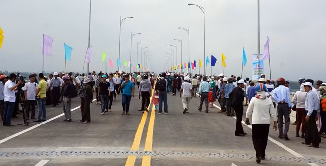 Hàng ngàn người dân 2 huyện Duy Xuyên và Đại Lộc nô nức đi trên cầu Giao Thủy mới vừa được khánh thành.