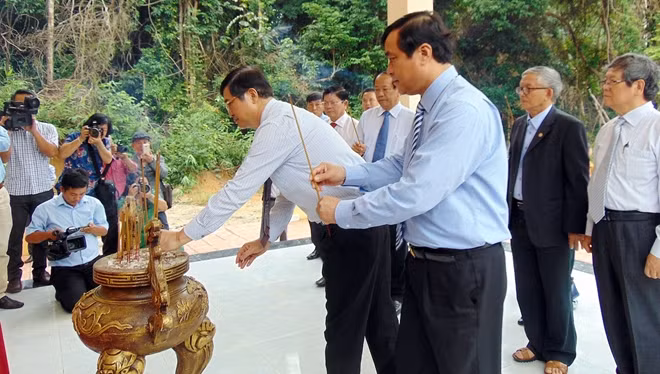 Lãnh đạo Tỉnh ủy Quảng Nam dâng hương tại Khu di tích.
