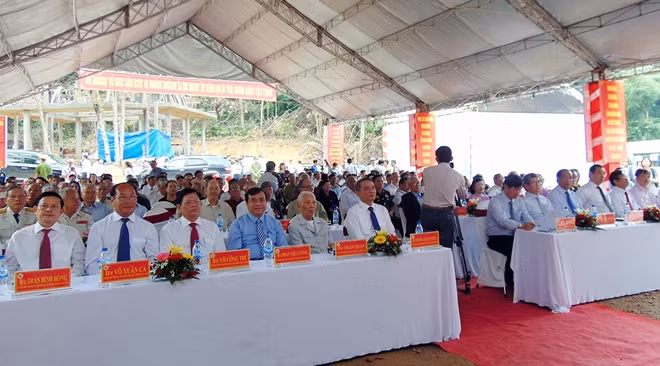 Đông đảo lãnh đạo, nguyên lãnh đạo tỉnh Quảng Nam và TP Đà Nẵng cùng hàng chục cán bộ Đặc khu ủy Quảng Đà năm xưa tham dự lễ khánh thành.