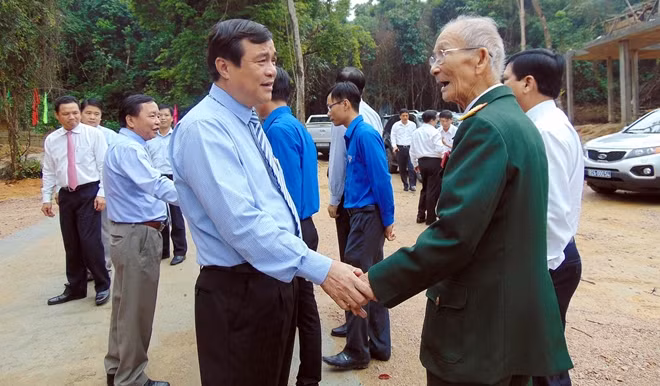 Ông Phan Việt Cường, Ủy viên Trung ương Đảng, Phó Bí thư Thường trực Tỉnh ủy Quảng Nam, ân cần thăm hỏi các cựu chiến binh trở về dự lễ khánh thành Khu di tích Đặc khu ủy Quảng Đà.