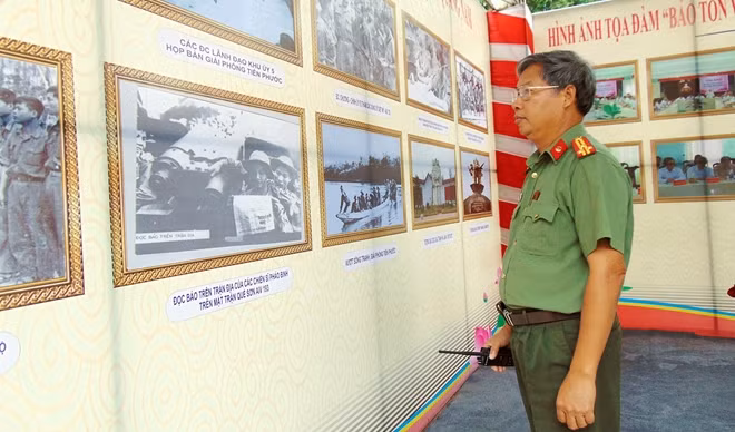 Cán bộ Công an huyện Duy Xuyên tìm hiểu lịch sử Đặc khu ủy Quảng Đà qua hình ảnh tư liệu.