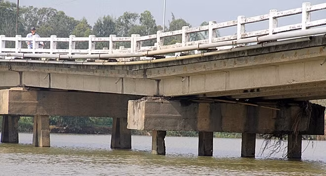 Một nhịp cầu Hà Tân bị sụt lún nghiêm trọng.