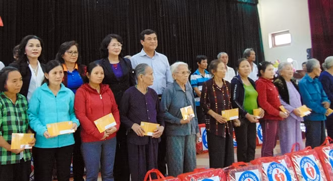 Phó Chủ tịch nước cùng ông Phan Việt Cường, Ủy viên Trung ương Đảng, Phó Bí thư Thường trực Tỉnh ủy Quảng Nam, trao quà cho bà con vùng lũ huyện Đại Lộc.