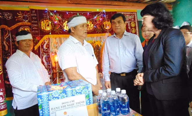Phó Chủ tịch nước Đặng Thị Ngọc Thịnh ân cần thăm hỏi người thân của bà Chín bị tử nạn trong mưa lũ.