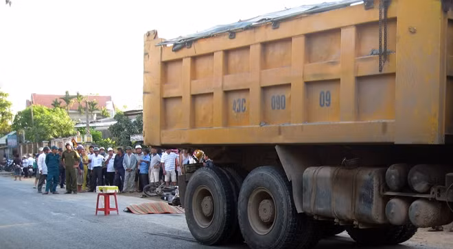 Hiện trường một vụ TNGT nghiêm trọng xảy ra trên địa bàn huyện Đại Lộc, tỉnh Quảng Nam.