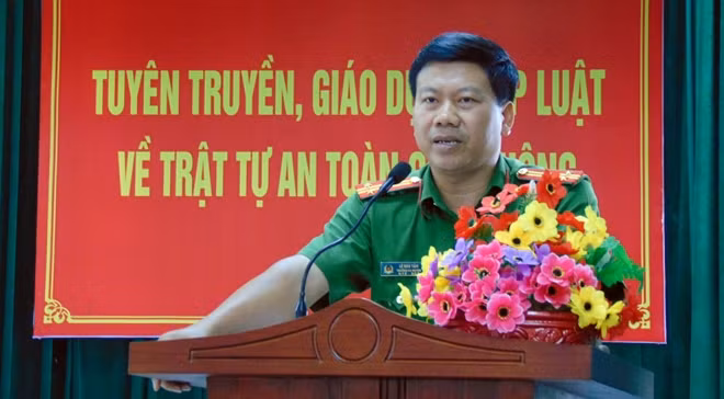 Trung tá Lê Nho Tâm phát biểu tại buổi tuyên truyền.