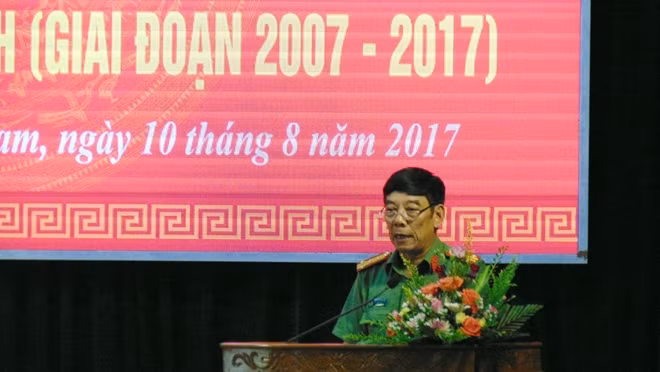 Đại tá Nguyễn Viết Lợi phát biểu tại hội nghị.