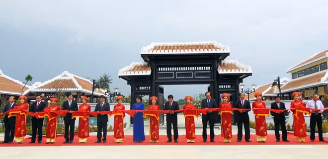 Các đại biểu cắt băng khánh thành Khu lưu niệm.