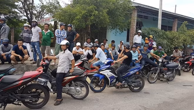 Đông đảo người đi đường theo dõi vụ tai nạn.