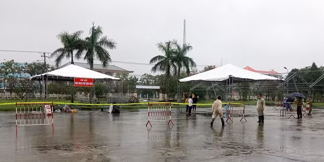 Buổi diễn tập diễn ra khi trời mưa khá to.