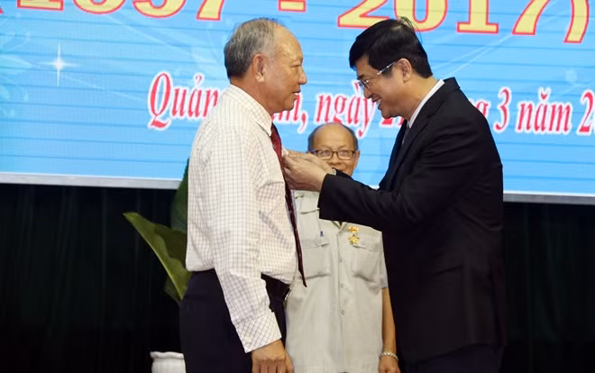 Nhân buổi gặp mặt, Bí thư Tỉnh ủy Quảng Nam Nguyễn Ngọc Quang cũng đã trao tặng 183 huy hiệu “Vì sự nghiệp xây dựng và phát triển tỉnh Quảng Nam” cho các đồng chí lãnh đạo, cán bộ Công an tỉnh qua các thời kỳ.