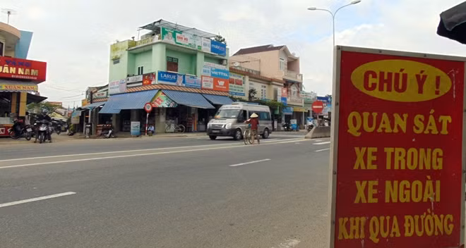 Ngã tư Quán Gò có lưu lượng phương tiện qua lại rất đông. Từ khi cơ quan chức năng bỏ dải phân cách cứng đã xóa được "điểm đen" tại nạn này. Ngoài ra, từ khi lối đi tại ngã tư Quán Gò được mở ra, người dân đã chấp hành nghiêm quy định khi tham gia giao thông. Đồng thời còn tự góp tiền làm nhiều biển cảnh báo đặt quanh khu vực Quán Gò để người và phương tiện khi tham gia giao thông chú ý, không để xảy ra tai nạn.