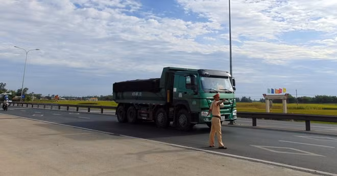 Lực lượng CSGT Quảng Nam thường xuyên tuần tra kiểm soát, xử lý các trường hợp vi phạm nhằm lập lại TTATGT, đặc biệt trong dịp Tết Nguyên đán Đinh Dậu 2017.