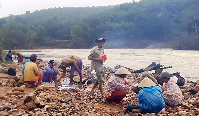 Bữa ăn vội của những người mót vàng bên sông Trường.