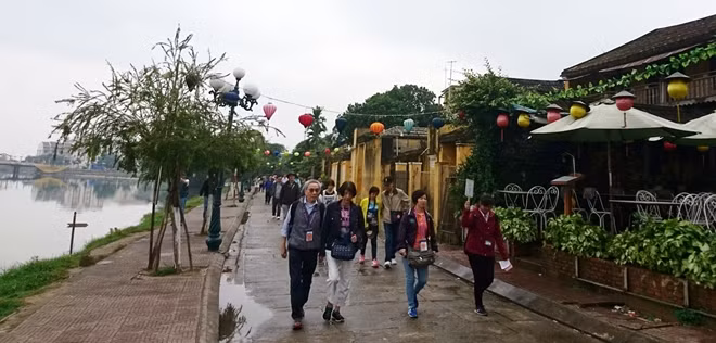 Du khách nước ngoài thong dong tản bộ trên đường phố Hội An.