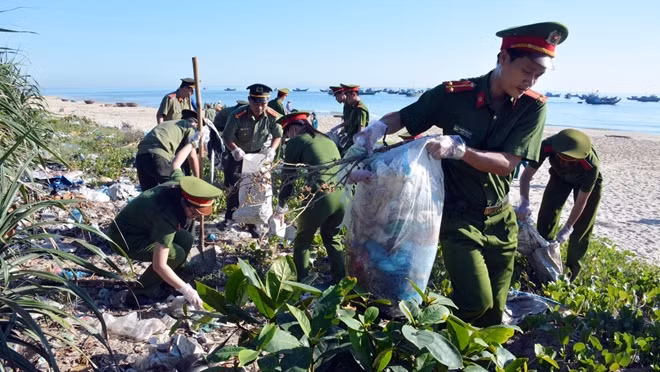 ĐVTN Công an tỉnh Quảng Nam tích cực tham gia làm sạch môi trường.