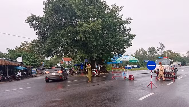 Lực lượng CSGT Quảng Nam phân luồng, điều tiết giao thông tại khu vực ngã ba Cây Cốc, xã Bình Phục, huyện Thăng Bình.