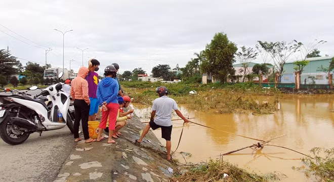 Người dân tranh thủ nước rút đi đánh cá để cải thiện bữa ăn ngày lũ và cũng là một thú vui trong mùa mưa lũ.