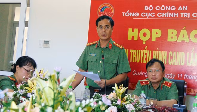 Đại tá Nguyễn Quang Vinh trả lời câu hỏi của phóng viên về những nội dung xoay quanh liên hoan lần này.
