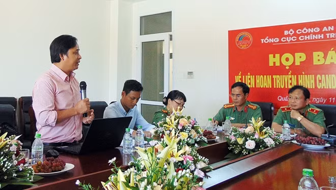 Phóng viên đặt câu hỏi với Ban tổ chức liên hoan tại buổi họp báo.