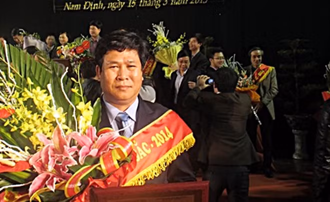 Ông Nguyễn Quyết Thắng, Hiệu trưởng Trường Cao đẳng nghề Quảng Nam, tại lễ vinh danh "lãnh đạo xuất sắc" diễn ra tại tỉnh Nam Định năm 2015 (Ảnh: website nhà trường).