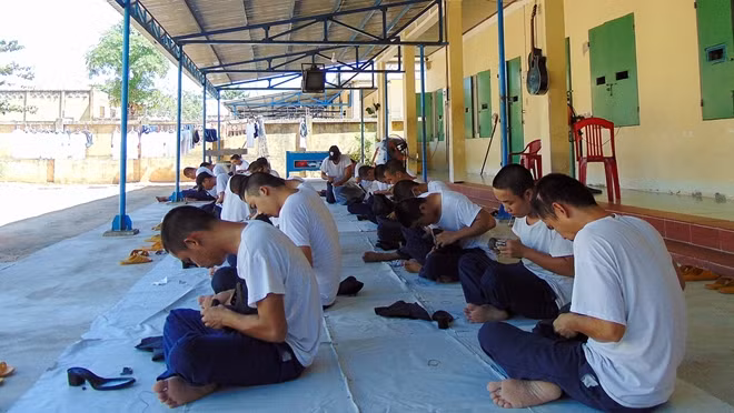 Các học viên tại CSCNMT Quảng Nam tham gia học may giày công nghiệp.