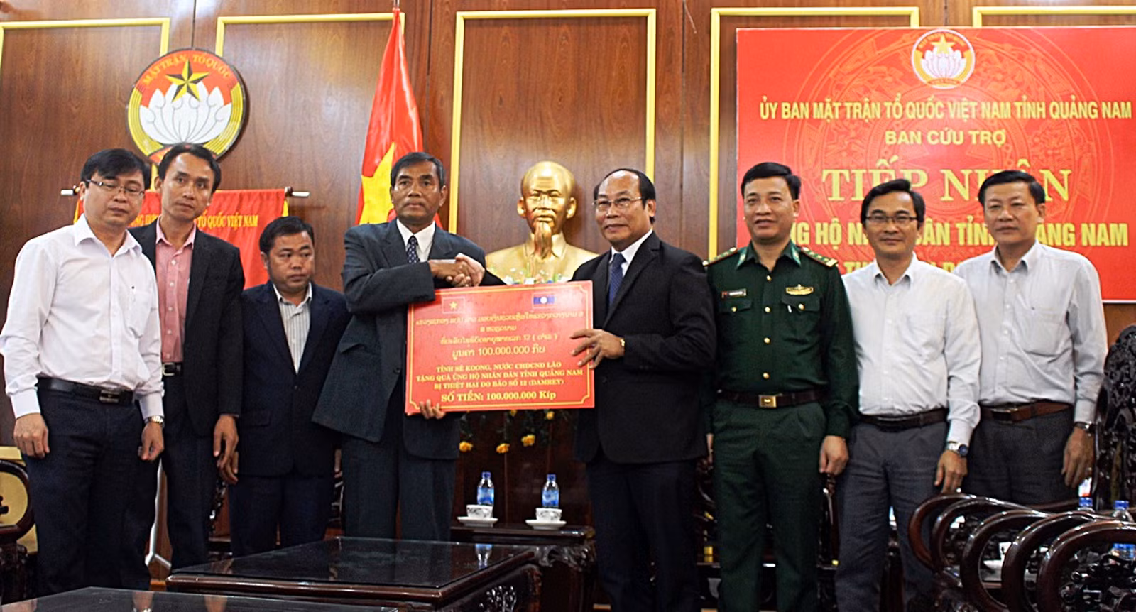 Tỉnh Sê Kông ủng hộ người dân vùng lũ Quảng Nam gần 300 triệu đồng