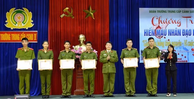Trao tặng Giấy khen của Chủ tịch UBND huyện Thăng Bình cho tập thể Đoàn Trường T52 và 5 cá nhân có thành tích trong công tác hiến máu tình nguyện.