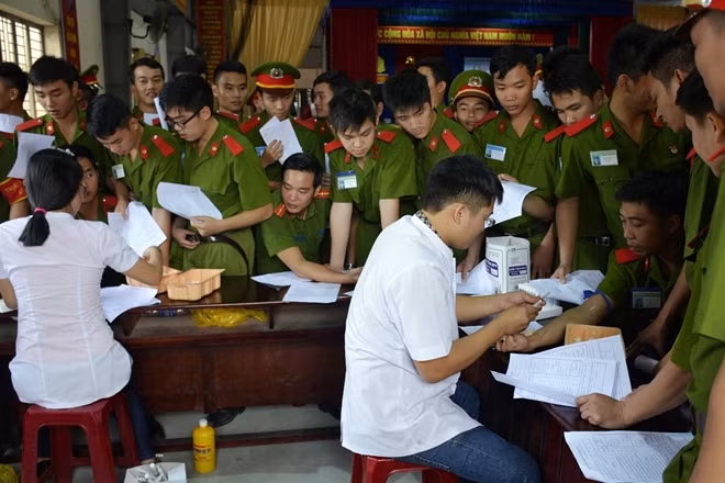 700 cán bộ, học viên Trường Trung cấp CSND V xếp hàng để đến lượt hiến máu tình nguyện.