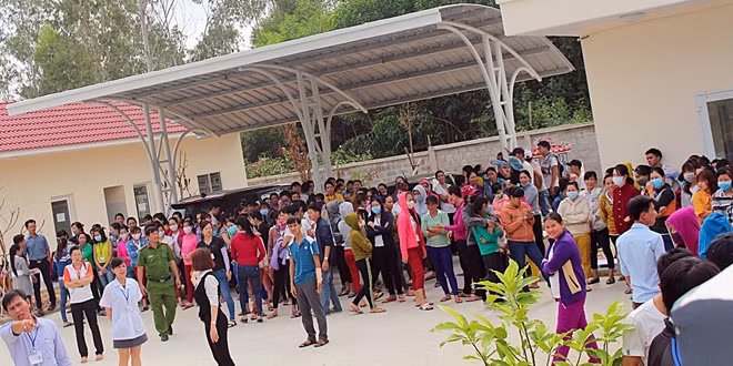 Công an huyện Phú Ninh có mặt đảm bảo ANTT khu vực công nhân đình công tập thể.