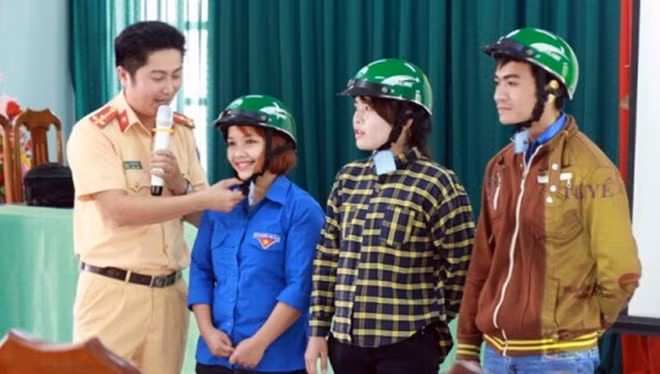 Tuyên truyền viên là cán bộ CSGT Quảng Nam khéo léo thực hiện công việc của mình một cách rất hiệu quả.